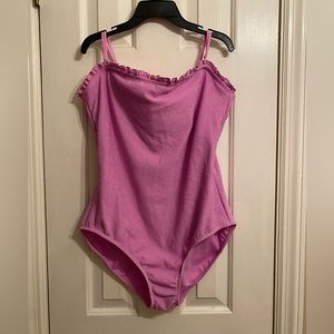 Flirty bathing suit with ruffle edge